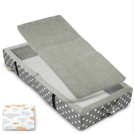 toddler bed with fitted sheet