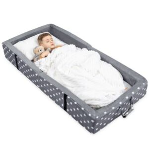 child sleeping in toddler bed